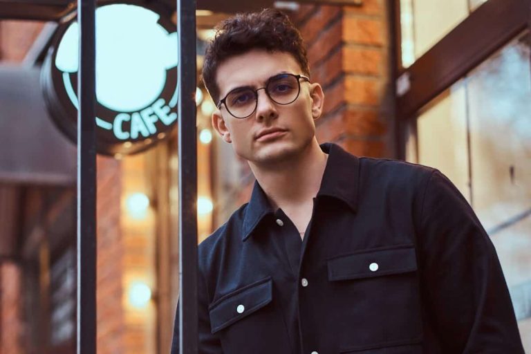 5 Alasan Pria Berkacamata Dianggap Lebih Menarik, Bahkan Seksi di Mata Wanita